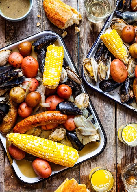 Have a New England Clambake at Home! You don't need to be in Cape Cod in order to make this clambake. Just follow these instructions for a one-pot clambake, New England style, in the comfort of your own home. #clambake #newenglandclambake #clamboil #simplyrecipes Clam Boil Recipe, Clam Boil, Recipes Seafood, Clam Bake, Fish Stew, Shellfish Recipes, Seafood Boil, New England Style, England Style