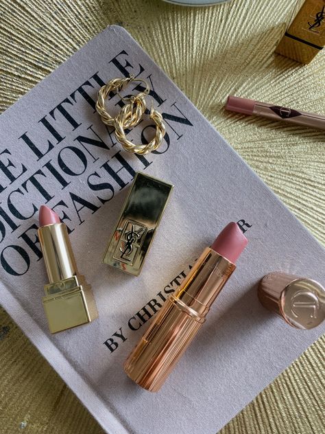 Rocker Girl Makeup, Wedding Day Lipstick, Lipstick Flatlay, Flatlay Aesthetic, Aesthetic Flatlay, Kim Kardashian Makeup Tutorial, Lips Products, Lipstick Ideas, Makeup Charlotte Tilbury