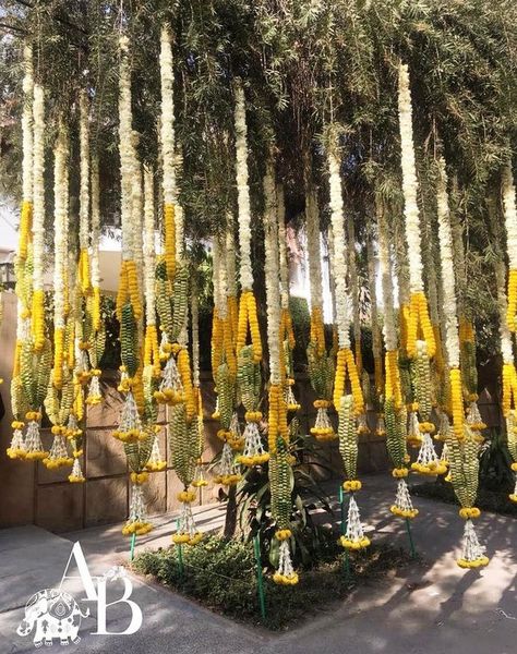 Tree Flower Decoration Wedding, Indian Wedding Tree Decor, Haldi Tree Decoration, Pichwai Decor, Home Design 2023, 2023 Decor Trends, Ambience Decor, Tree Hangings, Marigold Wedding