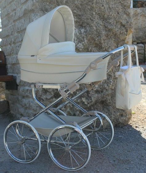 Vintage Pram, Baby Gadgets, Baby Room Inspiration, Baby Equipment, Tas Fashion, Baby Prams, Baby Necessities, Luxury Baby, Baby Carriage