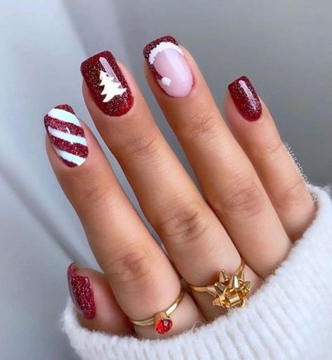 Christmas Tree Nail Ideas, Christmas Nail Gel Designs, Nail Ideas Christmas Simple, Nails To Match Red Dress, January Gel Nails Ideas, Simple Winter Nails Short, January Gel Nails, Christmas Wedding Nails, Cute Christmas Nails Short