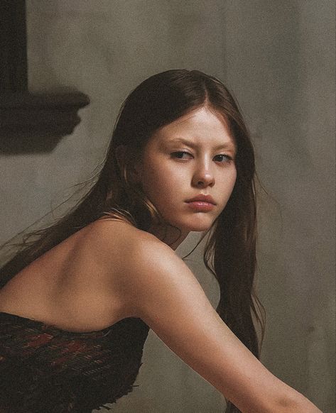 Britania Raya, Mia Goth, Mia 3, Poses References, Jolie Photo, Iconic Women, Fav Celebs, Divine Feminine, Drawing People