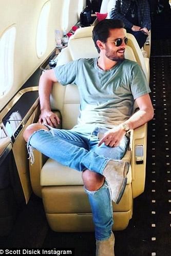 Scott Disick wearing Common Projects Suede Chelsea Boots, John Elliott Round Neck T-Shirt, Fear of God Selvedge Denim Vintage Indigo Jeans and Ray-Ban Original Aviators Scott Disick Style, Lord Disick, Celebrity Style Men, Mens Casual Jeans, Streetwear Outfit Ideas, Yeezy Season, Fashion Idol, Scott Disick, Indigo Jeans