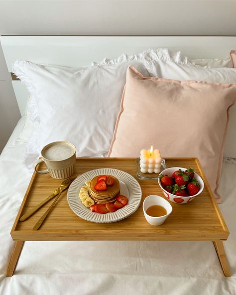 Cute Breakfast In Bed Ideas, Breakfast In Bed Tray Ideas, Pancakes In Bed, Breakfast In Bed Ideas For Boyfriend, Romantic Morning Couple Breakfast, Couple Breakfast In Bed, Luxury Breakfast In Bed, Breakfast Tray Ideas, Breakfast In Bed Aesthetic