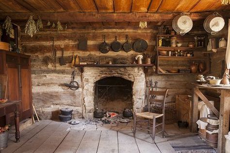 Rustic Small Cabin, Rustic Cabin Interior, Cabin Accessories, How To Build A Log Cabin, Old Cabins, Cabin Small, Old Cabin, Log Cabin Interior, Log Cabin Rustic