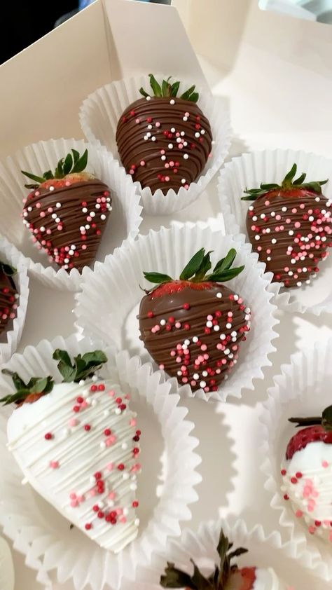 sweete.creations on Instagram: Can never go wrong with some Chocolate covered strawberries for Valentines 😍🙌🏽 . . . #valentines #valentinesstrawberries… Valentine Chocolate Covered Strawberries, Chocolate Covered Treats, Valentine Desserts, Chocolate Dipped Strawberries, Valentines Day Food, Strawberry Dip, Valentine Chocolate, Valentines Food, Covered Strawberries