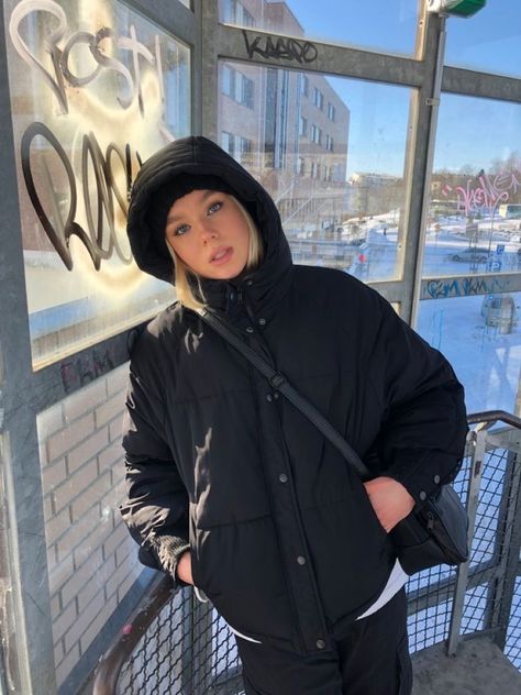 Aesthetic Coats, Black Puffer Outfit, Puffer Jacket Outfit Winter Style, Black Puffer Jacket Outfit, Women Coat Outfit, Winter Coat Outfit, Puffer Jacket Outfit, Winter Outfits Aesthetic, Fall Trends Outfits