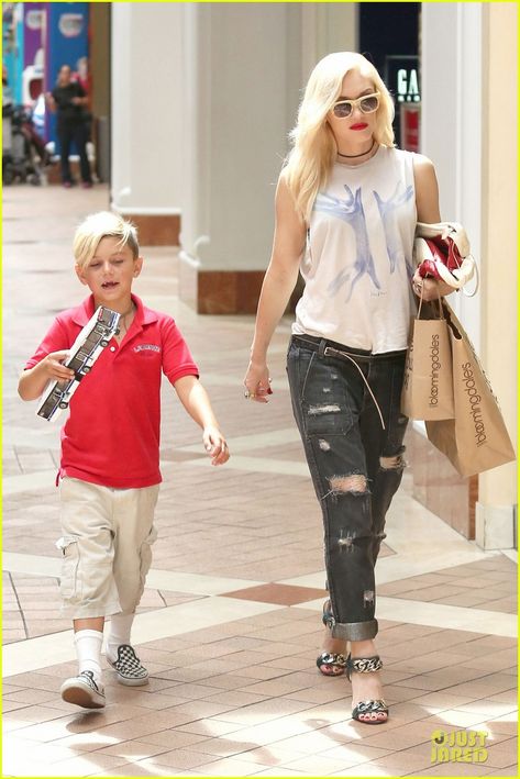 Gwen Stefani takes her son Kingston to the mall on June 14, 2013 Gwen Stefani Kids, Kingston Rossdale, Gavin Rossdale, Hold Hands, Mommy Baby, Celebrity Kids, Parking Garage, Celebrity Babies, Gwen Stefani