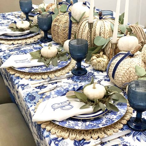 Blue And White Fall Decor, Blue And White Table Setting, White Table Setting, Blue Thanksgiving, Pumpkin Tablescape, Candlelit Table, Tafel Decor, Unique Thanksgiving, Blue And White Chinoiserie