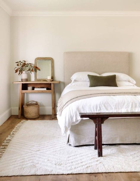 Light and airy bedroom decorating ideas with linen slip covered head board and cozy wool rug from Lulu & Georgia and Jenni Kayne collaboration! Choose Rug Size, Cabin Rugs, Airy Bedroom, Beautiful Bedroom Designs, Room Styles, Neutral Bedroom, Lulu And Georgia, Jenni Kayne, Antique Decor