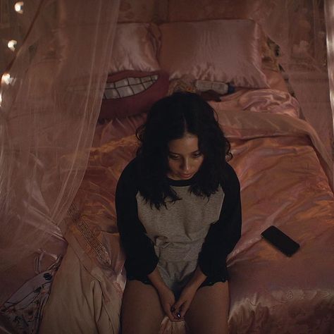 Maddy 💔 Episode - 5 • • • • • • • • • • #hbo #euphoria #euphoriahbo #hboeuphoria #series #a24 #hbo2019 #drake #feeleuphoria Cutout Pants, Embellished Hoodie, Daisy Print Dress, Euphoria Fashion, Cropped Black Jacket, Barbie Ferreira, Cher Horowitz, Leopard Print Pants, Pink Baby Girl