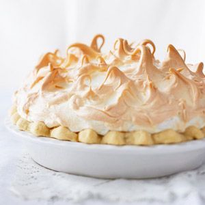 Here's a delicious chocolate twist to the popular pie. Serve this yummy recipe during Christmas or for any special occasion. Coconut Cream Pie With Meringue, Creme Pie Recipe, Meringue Pie Topping, Pie Meringue, Chocolate Meringue Pie, Pie Topping, Creme Pie, Meringue Topping, Hp Sauce