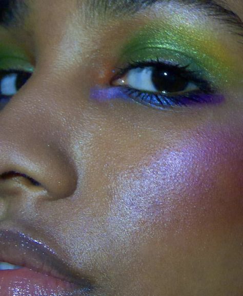 Everyday Colourful Eye Makeup, Subtle Colourful Eye Makeup, Colourful Eyebrows, Green And Purple Makeup Look, Alien Inspired Makeup, Beetle Makeup, Colored Mascara Looks, Eclectic Makeup, Kim Core