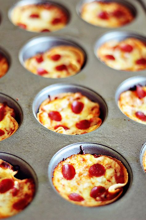 Pizza Puffs, Mini Pizzas, Pizza Bites, School Snack, Pizza Pie, Deep Dish Pizza, Campfire Cooking, Snacks Für Party, Muffin Tin