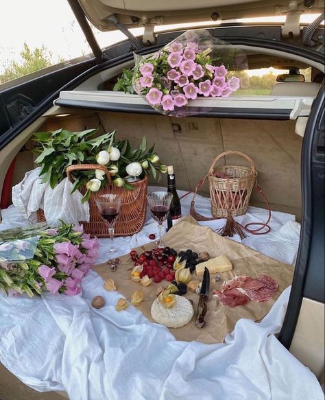 Picnic Inspiration, Shotting Photo, Spring Awakening, Picnic Date, All I Ever Wanted, Picnic Party, Spring Aesthetic, Beach Picnic, Aesthetic Food