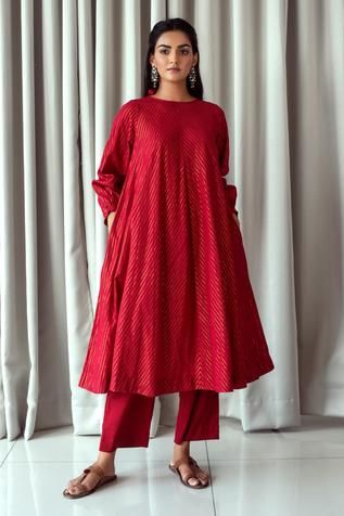 Kurtha Surwal, Red Kurti Design, Red Kurta Set, Khadi Kurti, Pakistani Kurti Designs, Designer Kurta Sets For Women, Plain Kurta, डिजाइनर कपड़े, Red Kurta