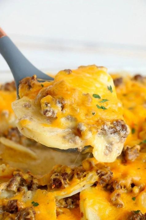 Pioneer Woman Hamburger Potato Casserole - Chefs & Recipes Ground Beef Potato Casserole, Beef Potato Casserole, Scalloped Potato Casserole, Gluten Free Hamburger, Hamburger Potato Casserole, Hamburger And Potatoes, Hamburger Casseroles Recipes, Ground Beef Casserole Recipes, Beef Dinners