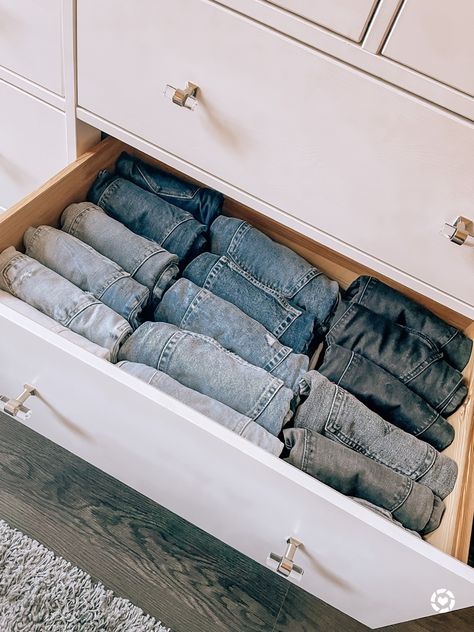 Organized Drawers Clothes, Dresser Organization Ideas, Top Organization Ideas, Clean Dresser, Dresser Top Organization Ideas, Dresser Top Organization, Surf Room Decor, Pants Organization, Clothes Drawer Organization