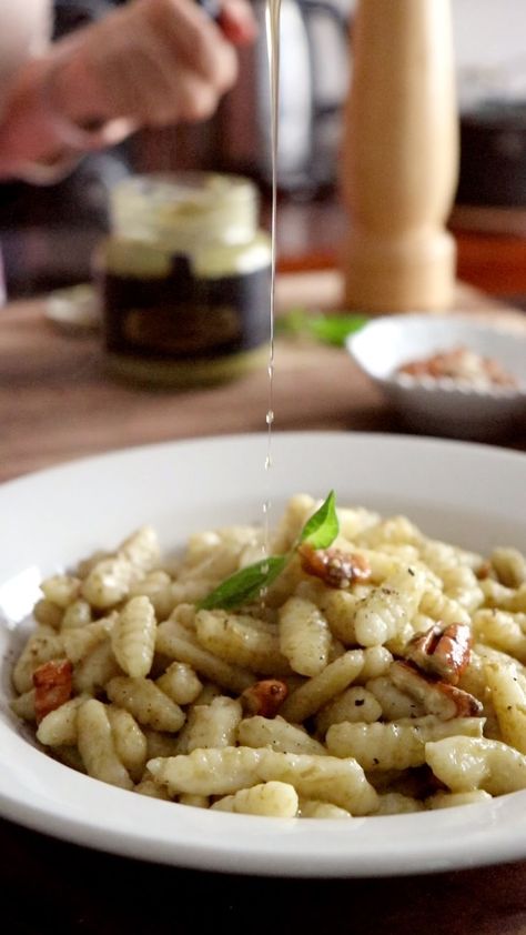 1,810 Me gusta, 87 comentarios - CUKit! - Marina & Nico (@cuk_it) en Instagram: "Domingo de pastas y te proponemos hacer Cavatelli porque son de las pastas mas simples y…" Pasta Italia, Cavatelli Pasta, Homemade Pasta Recipe, Pasta Italiana, Handmade Pasta, Homemade Pasta, Pizza Pasta, Sweet And Salty, Pasta Recipes