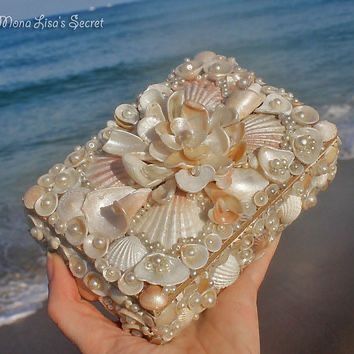 Art Coquillage, Seashell Projects, Shell Crafts Diy, Mermaid Aesthetic, Sea Shell Decor, Shell Decor, Seashell Art, Beach Crafts, Seashell Crafts