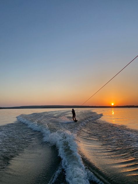 Waterskiing Pictures Aesthetic, Lake Summer Vibes, Summer Lake House Vibes, Lake Asethic, Boating Aesthetic Lake, Water Skiing Aesthetic, Waterski Aesthetic, Wake Boarding Aesthetic, Lake House Aesthetic Friends