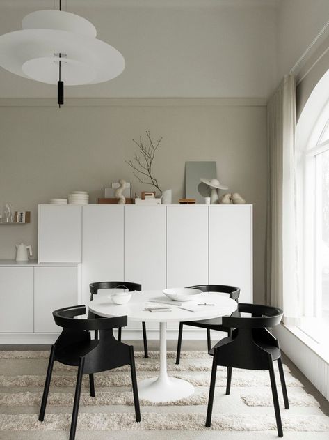 Kitchen Beige, Coco Lapine Design, Beige Wall, Beautiful Dining Rooms, Beige Walls, Interior Stylist, Best Dining, Nordic Design, Beautiful Furniture