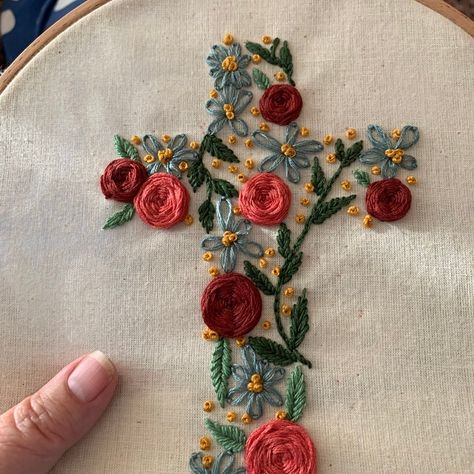 Embroidery Pattern Floral, Embroidery Easter, Farmers Market Flowers, Religious Embroidery, Christian Embroidery, Lazy Daisy Stitch, Cross Christian, Floral Cross, Learn Embroidery