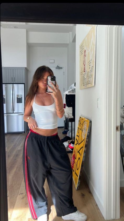 Sweatpants Outfit Ideas, Mode Zara, Skandinavian Fashion, Diy Vetement, Looks Party, Looks Street Style, Swaggy Outfits, Mode Inspo, Mode Inspiration