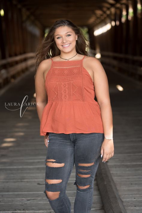 Senior Picture Ideas Plus Size, Plus Size Senior Pictures Poses, Seniors 2025, Cool Senior Pictures, Phone Tricks, Noblesville Indiana, Unique Senior Pictures, Girl Graduation, Senior Portraits Girl