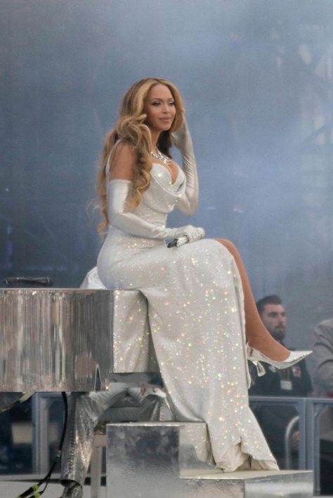 Beyonce Dress, Beyonce Performance, Beyonce Pictures, Beyonce Photos, Queen Bee Beyonce, Beyonce Outfits, Beyonce Knowles Carter, Beyonce Style, Beyoncé Giselle Knowles-carter