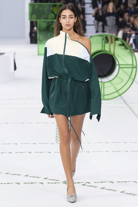 Lacoste Spring 2018 Ready-to-Wear Collection Photos - Vogue Lacoste Girl, Vestidos Sport, Style Athleisure, Sports Wear Fashion, Sportswear Fashion, Sports Fashion, Athleisure Fashion, Fashion Show Collection, Sportswear Women