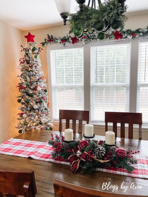 Dining Room Xmas Decor, Dinning Room Christmas Tree, Christmas Living Room Centerpiece, Table Centerpiece Christmas Decor, Small Dining Room Christmas Decor, Christmas Dinning Room Table Ideas, Dining Room Light Christmas Decor, Christmas Dinning Room Decoration, Dining Room Christmas Decorations