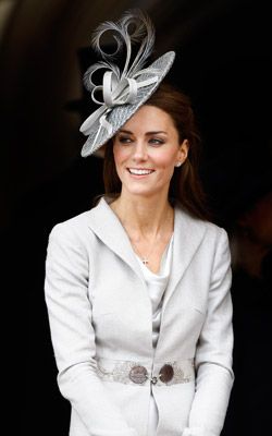 Hair Ideas: How to Wear a Fascinator (Without Looking Stupid): Daily Beauty Reporter: Daily Beauty Reporter: allure.com November Wedding Guest Outfits, Moda Kate Middleton, Kate Middleton Jewelry, English Hats, Style Kate Middleton, Kate Middleton Hats, Duchesse Kate, Düşes Kate, Looks Kate Middleton