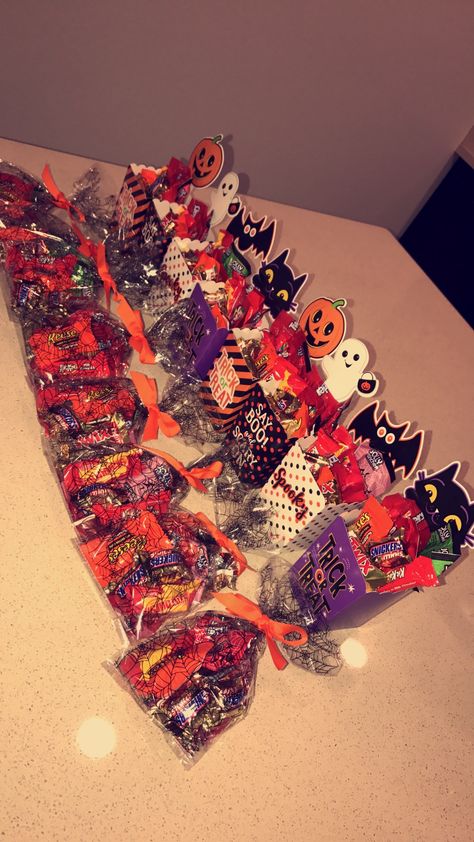 Dollar Tree Halloween Goodie Bags, Candy Bag Ideas For Halloween, Treat Bag Ideas For Halloween, School Halloween Treats Bags, Halloween Candy Bag Ideas Diy, Halloween Grams For School, Halloween Goodie Bags For Coworkers, Halloween Candy Bag Ideas For School, Halloween Candy Handout Ideas