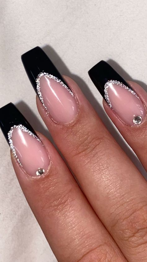 Cozy Knit Nail Trend Matches Perfectly With Your Winter Sweater Glitter Nails With Black Tips, Nail Art For Black Dress, Black French Tips With Diamonds, Black Tip Nails With Heart, Black And Gem Nails, Cute Black Birthday Nails, Nails For A Black Prom Dress, Nails For A Ball, Black Nail With Rhinestones