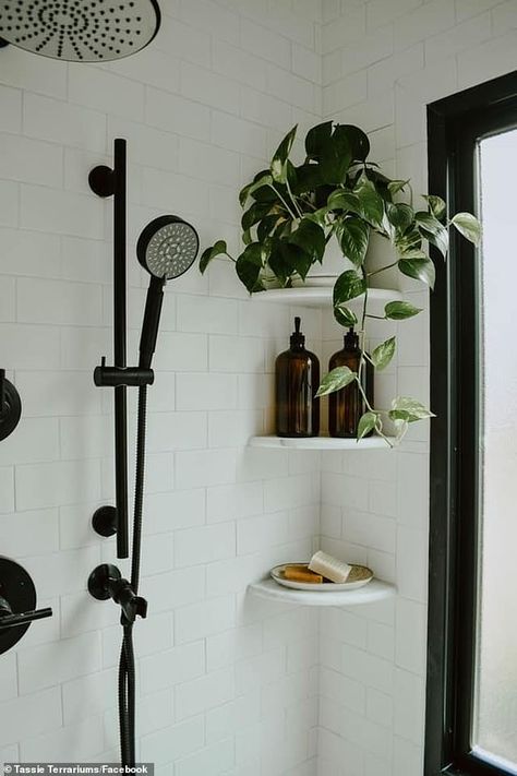 Modern Eclectic Bathroom, White Subway Tile Bathroom, Black Bathroom Hardware, Wooden Bathroom Vanity, Dekorere Bad, Matte Black Bathroom, Diy Bathroom Vanity, Eclectic Bathroom, Bad Inspiration