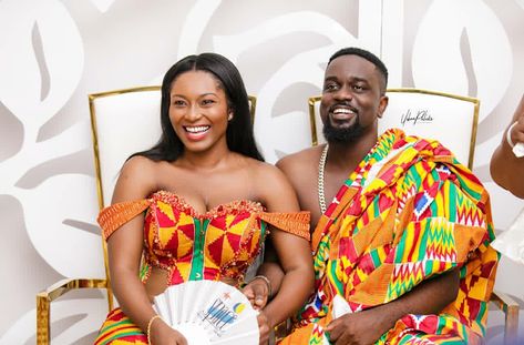 PDB WEDDINGS: GHANIAN RAPPER SARKODIE WEDS HIS LONGTIME PARTNER Ghanian Wedding, Ghana Traditional Wedding, Silhouette Challenge, Cultural Values, White Wedding Ceremony, Seductive Pose, Kente Dress, African Bride, Kente Styles