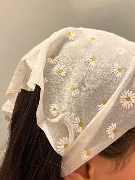 Diy Head Scarf, Scarf Aesthetic, Vogue Accessories, Aesthetic Vogue, Mixed Signals, Hair Scarf Styles, Classy Photography, Bandana Hairstyles, Retro Hairstyles