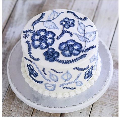 Ivenoven, Rosette Buttercream Cake Chinese Cake, Buttercream Flower Cake, Cake Decorating Piping, Cake Decorating Kits, Magic Cake, Celebrate Good Times, Blue Cakes, Cake Decorating Designs, Buttercream Flowers