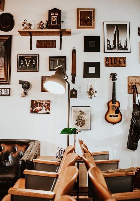 Vintage Barbershop Aesthetic, Barber Shop Interior Vintage, Old School Barber Shop Decor, Vintage Barbershop Decor, Cool Barber Shop, Barber Suite, Barbershop Aesthetic, Barbershop Inspiration, Barberia Ideas