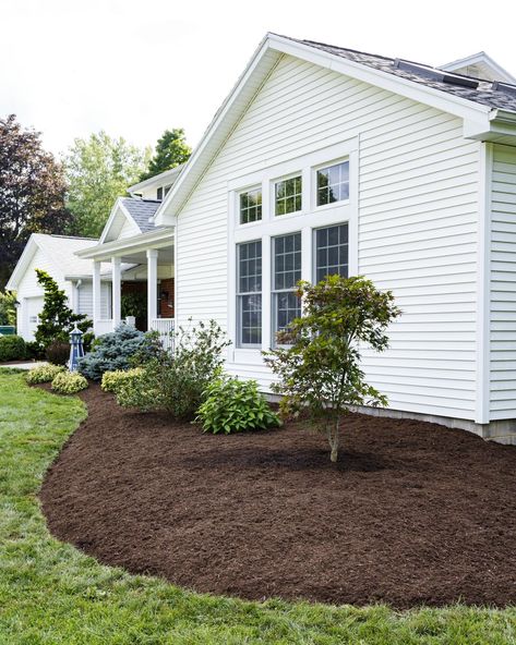 Simple Mulch Landscaping Ideas, Fall Landscape Ideas, Fall Landscaping Front Yard, Fall Garden Ideas, Front Yard Design Ideas, Brown Mulch, Garden Home Ideas, Fall Landscaping, Front Lawn Landscaping