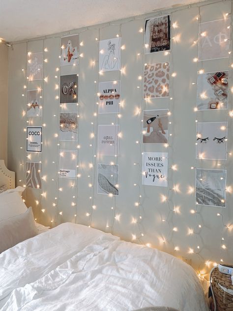 Fairy Lights Bedroom Wall, Teenage Girl Room Ideas, Fairy Lights On Wall, Chic Room Decor, Chic Room, Fairy Lights Bedroom, Photo Wall Decor, Cute Diy Room Decor, College Apartment Decor