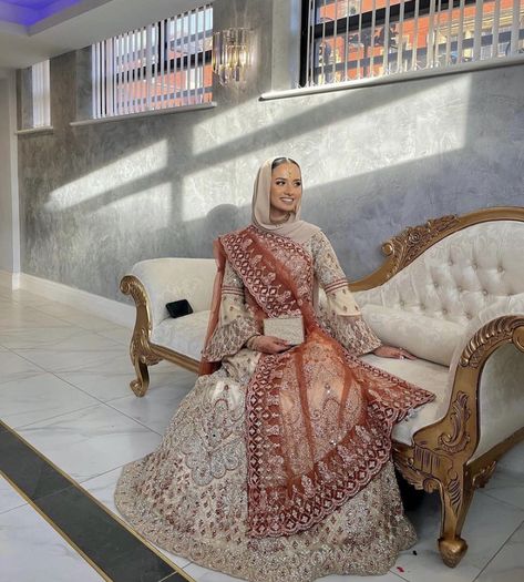 Hijabi Nikkah Dresses, South Asian Bridal Dress, Lengha With Hijab, Modest Nikkah Outfit, Desi Hijabi Wedding, Hijabi Pakistani Bride, Asian Fits, Hijabi Bride, Hijabi Brides