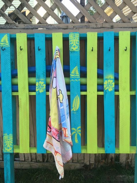 Pallet Pool Storage, Pool Towel Holders, Pool Organization, Pallet Pool, Towel Rack Pool, Pool Storage, Stock Tank Pool, Pallet Project, Pool Noodle