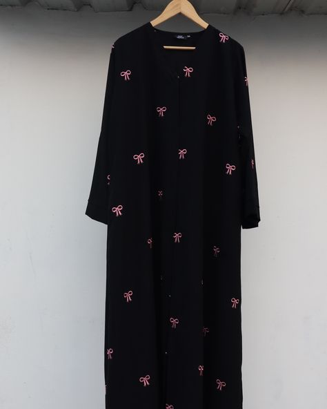 Introducing our Black Abaya with Pink Bow Embroidery! 🎀✨ This abaya effortlessly combines timeless elegance with a touch of modern flair. Made from luxurious black fabric, it’s elevated by the adorable pink bow embroidery. 🌸 Perfect for both casual outings and special occasions, this trendy piece is designed to stand out while keeping you comfortable. Meticulously crafted to ensure quality and style in every stitch. Step up your modest fashion game with Malikah. 💫 #malikahmodestwear #bowa... Bow Abaya Pink, Bow Abaya Black, Bow Abaya Design, Abaya Embroidery Design, Black Abaya Designs Simple, Abaya Fashion Black, New Abaya Design, Luxury Abaya, Latest Abaya Designs