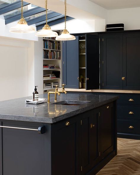 Kitchen Design Dark Blue Cupboards and Dark Benchtop - Interiors By Color Black Granite Kitchen, Navy Kitchen, Серая Кухня, Dark Countertops, Devol Kitchens, Blue Kitchen Cabinets, Dark Kitchen, Blue Cabinets, Shaker Kitchen