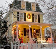 Things to do with kids: Historic Holidays in NJ: Celebrate a Victorian Christmas, a 1920's Farmhouse Holiday, and More! 1920s Farmhouse, Yellow Christmas, Christmas Houses, Porch Christmas, Farmhouse Holiday, Yellow Houses, Christmas Memories, Light Night, Christmas Porch