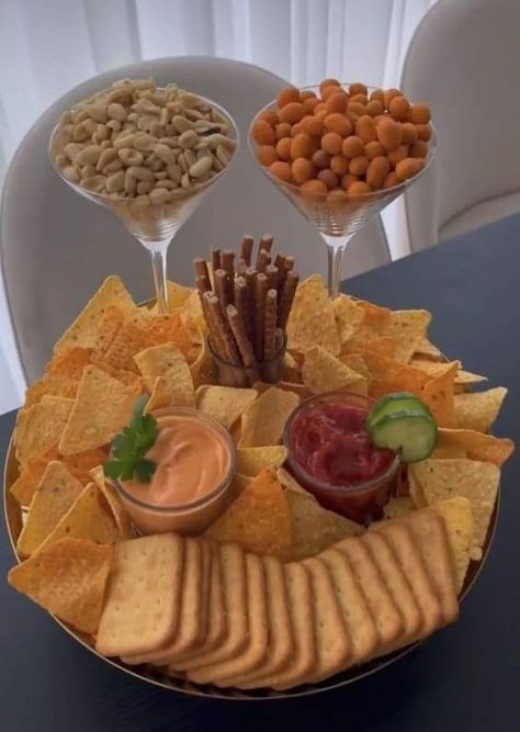 Amazing Food Platters, Fest Mad, Amazing Food Decoration, Catering Ideas Food, Party Food Buffet, Charcuterie Inspiration, Party Food Platters, Charcuterie And Cheese Board, Food Displays