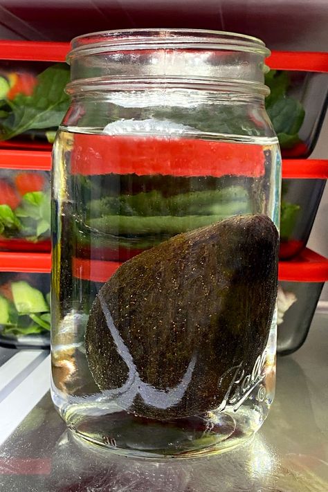 Avocados In Water, Food Storage Hacks, Avocado Storage, Avocado Hacks, How To Store Avocado, Unripe Avocado, Storing Vegetables, Basil Pasta, Healthy Changes