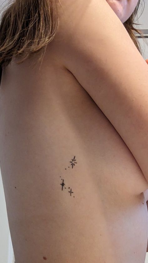 Tattoo In Ribs Women, Star Tattoos On Ribs, Tattoos Down The Side Of Ribs, Top Rib Tattoo, Rib Star Tattoo, Minimal Rib Tattoo, Rib Tattoo Aesthetic, Cute Underboob Tattoo, Tiny Rib Tattoos For Women